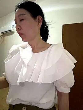 xiiuuff18 online show from September 30, 2025, 11:48 am