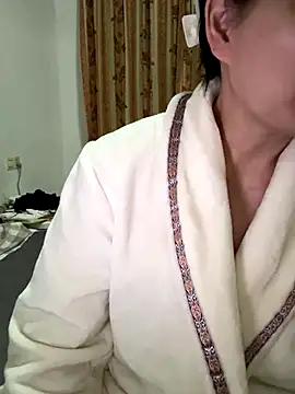 xiiuuff18 online show from November 24, 2025, 11:32 am