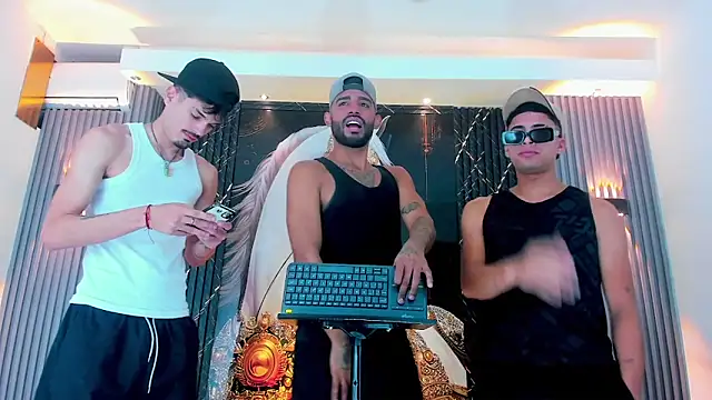 Snapshot of Extreme_boys2 chatting on October 17, 2025, 1:46 pm Extreme boys2 online show from October 17, 2025, 1:46 pm