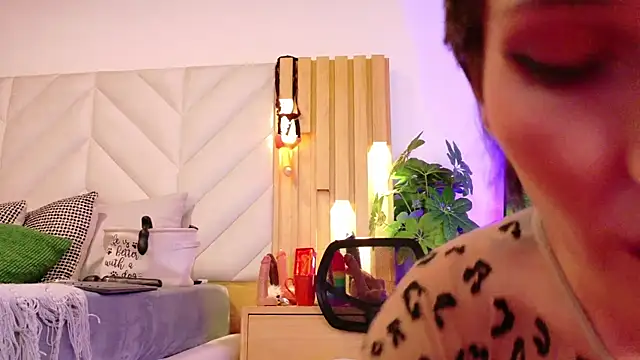 Zafiro Gem  online show from September 17, 2025, 7:37 pm