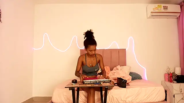 Valerin salazar online show from October 21, 2025, 1:23 pm