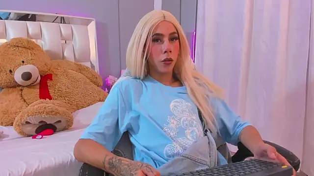 Darlyn tenderhot   online show from October 24, 2025, 5:04 am