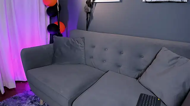 flower smith  online show from October 18, 2025, 11:55 am