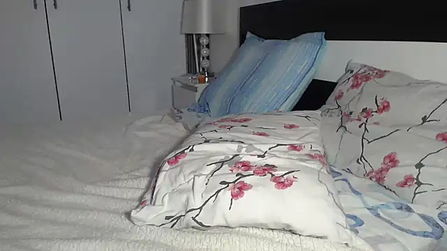 petite danielle online show from October 18, 2025, 4:59 am