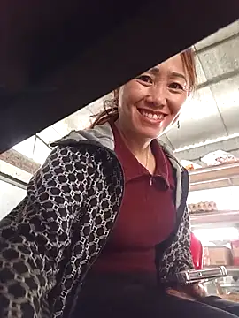 Snapshot of Fienjr chatting on April 2, 2026, 5:05 am Fienjr online show from April 2, 2026, 5:05 am