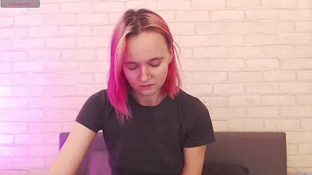 Ericha Stone online show from November 4, 2025, 1:27 am