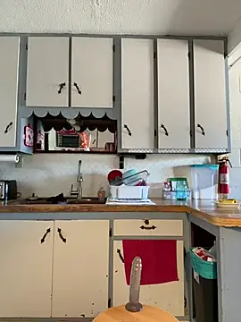 StylishEchium online show from April 18, 2026, 7:40 pm