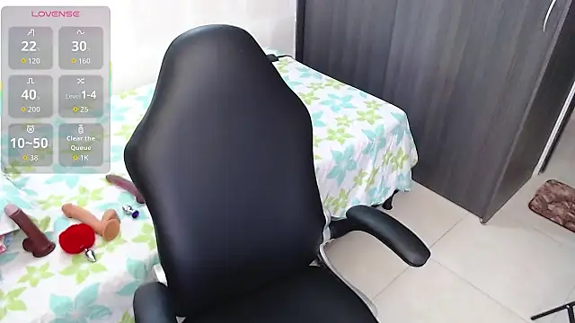 aynarakiss online show from October 7, 2025, 3:09 pm