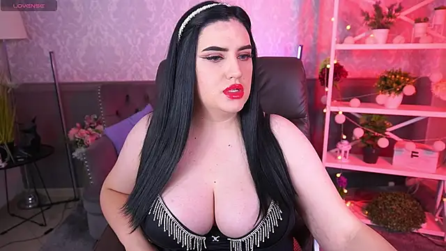 LunaPearll online show from October 6, 2025, 12:46 pm