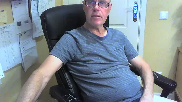 Snapshot of Klipparn chatting on January 5, 2026, 8:45 pm Klipparn online show from January 5, 2026, 8:45 pm