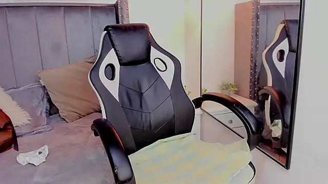 Snapshot of Miyu_Komori chatting on March 20, 2026, 7:52 pm Miyu Komori online show from March 20, 2026, 7:52 pm