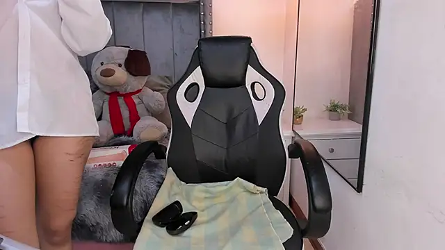 Snapshot of Miyu_Komori chatting on March 28, 2026, 7:57 pm Miyu Komori online show from March 28, 2026, 7:57 pm