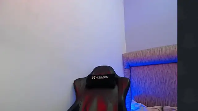 dilan hott  online show from February 15, 2026, 8:27 pm