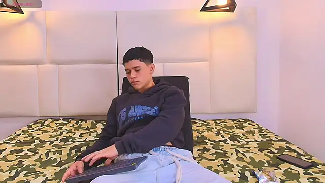 Snapshot of aron_twink66 chatting on September 18, 2025, 1:57 pm aron twink66 online show from September 18, 2025, 1:57 pm