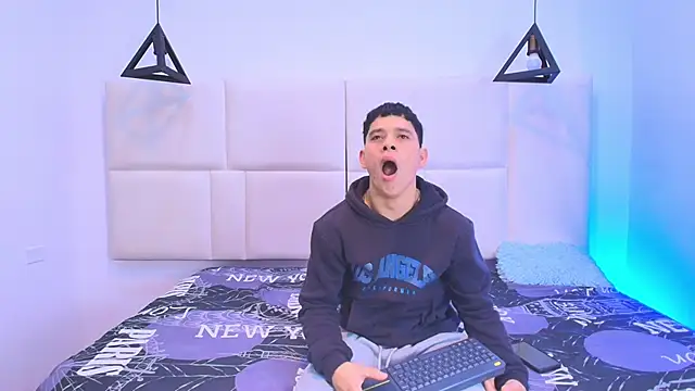 Snapshot of aron_twink66 chatting on September 20, 2025, 1:23 pm aron twink66 online show from September 20, 2025, 1:23 pm