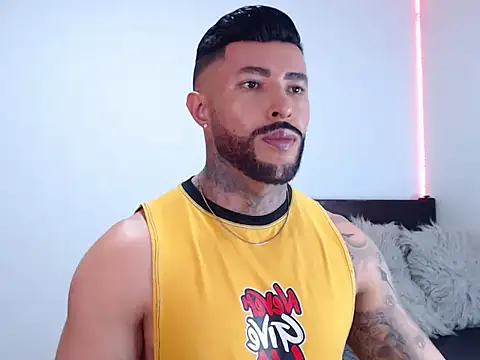 andrea de lucaa online show from October 6, 2025, 1:25 am