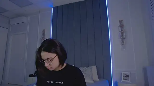 VioletAsh online show from April 5, 2026, 4:20 am