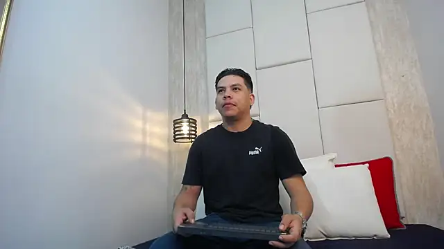 Snapshot of Dominic_Taylor_ chatting on September 20, 2025, 11:33 am Dominic Taylor  online show from September 20, 2025, 11:33 am