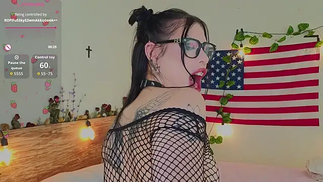 venomeowww   online show from April 5, 2026, 3:47 am