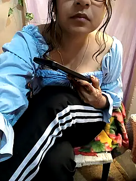 Snapshot of queenbuggi chatting on October 19, 2025, 7:47 pm queenbuggi online show from October 19, 2025, 7:47 pm