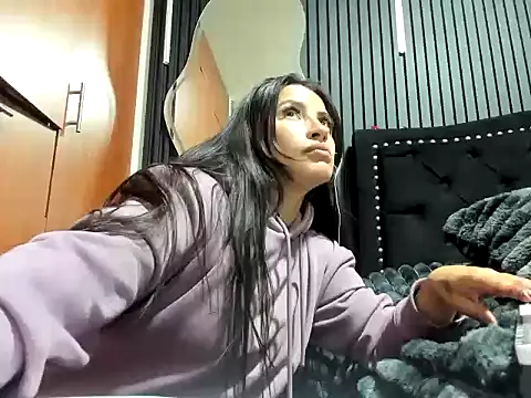 scarletr red online show from October 21, 2025, 8:31 pm