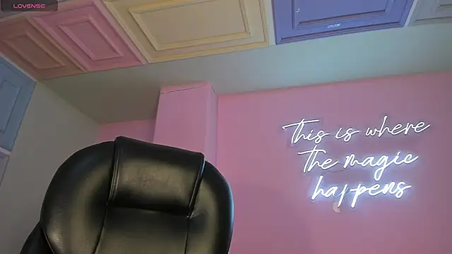 TiffannySins online show from April 9, 2026, 4:01 am