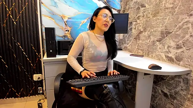 Snapshot of Scarlett_14_ chatting on September 18, 2025, 3:19 am Scarlett 14  online show from September 18, 2025, 3:19 am