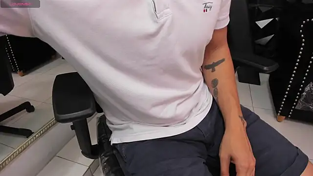 LiamDeep online show from April 3, 2026, 1:53 pm