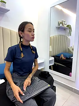 SunshineLizzy online show from November 6, 2025, 1:23 pm