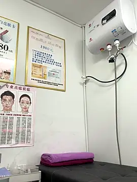 Baby-mmm online show from November 3, 2025, 7:42 am