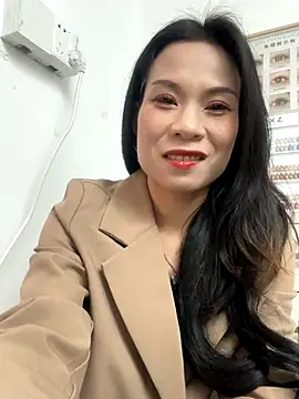 Baby-mmm online show from November 18, 2025, 7:02 am