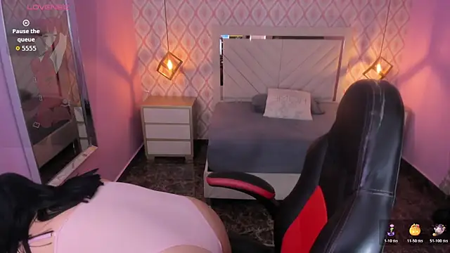 CHRISTY TEIGEN4 online show from November 11, 2025, 7:25 pm