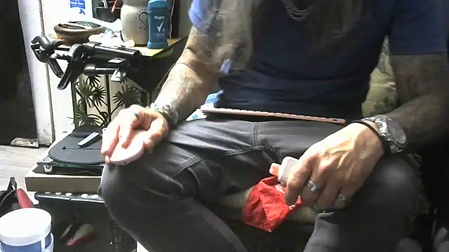 Snapshot of crassanova chatting on April 5, 2026, 10:23 am crassanova online show from April 5, 2026, 10:23 am