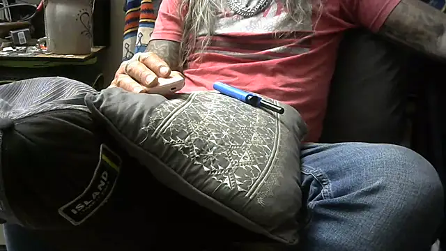 Snapshot of crassanova chatting on April 14, 2026, 2:39 am crassanova online show from April 14, 2026, 2:39 am