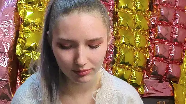  kikiclark   online show from April 16, 2026, 9:39 pm