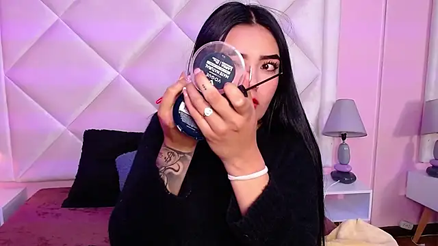 Miaa Smithh   online show from November 11, 2025, 12:27 pm