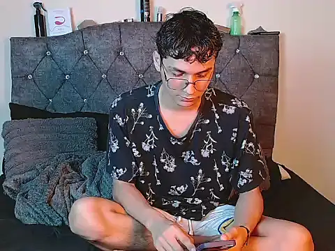 Snapshot of logan_willyams_ chatting on September 20, 2025, 10:33 pm logan willyams online show from September 20, 2025, 10:33 pm