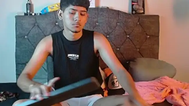 Snapshot of logan_willyams_ chatting on October 21, 2025, 5:08 am logan willyams online show from October 21, 2025, 5:08 am