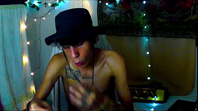 Snapshot of Crxxxsh chatting on September 18, 2025, 7:54 am Crxxxsh online show from September 18, 2025, 7:54 am