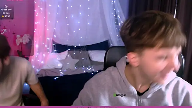 travis wolf  online show from November 12, 2025, 7:57 pm