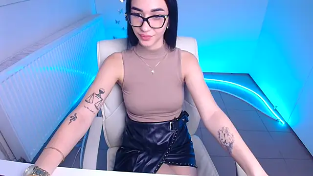 Snapshot of Bella_Night4 chatting on October 10, 2025, 12:26 pm Bella Night4 online show from October 10, 2025, 12:26 pm