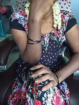Snapshot of umashreetamil chatting on June 10, 2026, 8:13 am umashreetamil online show from June 10, 2026, 8:13 am