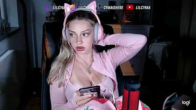 Snapshot of cymaishere chatting on October 2, 2025, 6:37 pm cymaishere online show from October 2, 2025, 6:37 pm