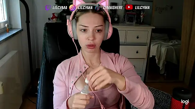 Snapshot of cymaishere chatting on October 3, 2025, 10:45 am cymaishere online show from October 3, 2025, 10:45 am