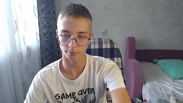 glasses cat online show from September 20, 2025, 9:43 am