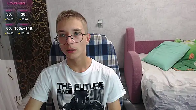 glasses cat online show from September 21, 2025, 5:14 pm