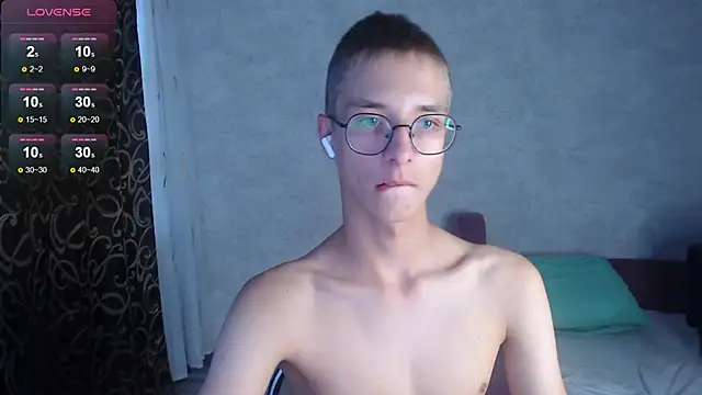 glasses cat online show from September 26, 2025, 12:31 pm