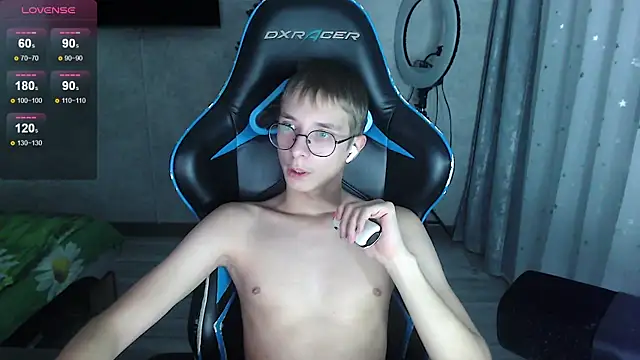 glasses cat online show from January 15, 2026, 4:11 pm