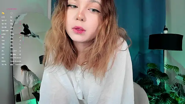 Lina Glow online show from October 28, 2025, 6:39 am