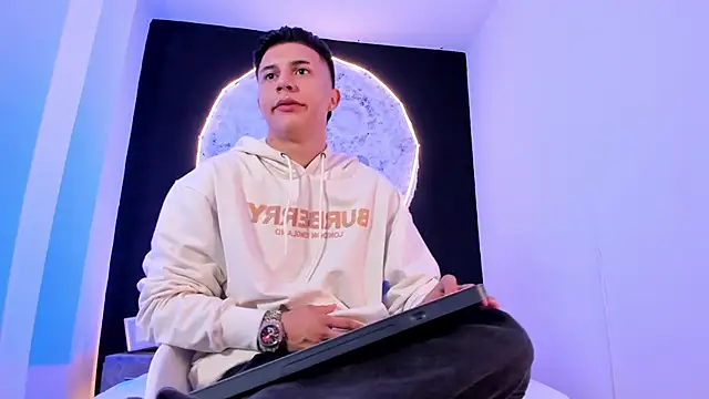 liaamsmiith  online show from October 25, 2025, 12:23 pm